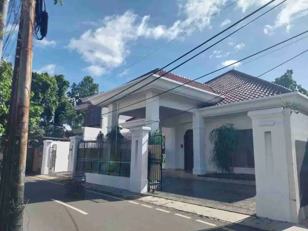 DIJUAL RUMAH PREMIUM – HANG JEBAT, KEBAYORAN BARU
Lokasi sangat strategis, berada persis di area tengah Taman Hang Jebat dengan lingkungan elite dan nyaman.
Detail Properti:
SHM + IMB
Luas Tanah: 312 m²
Luas Bangunan: 285 m²
2 Lantai
5 Kamar Tidur
4 Kamar