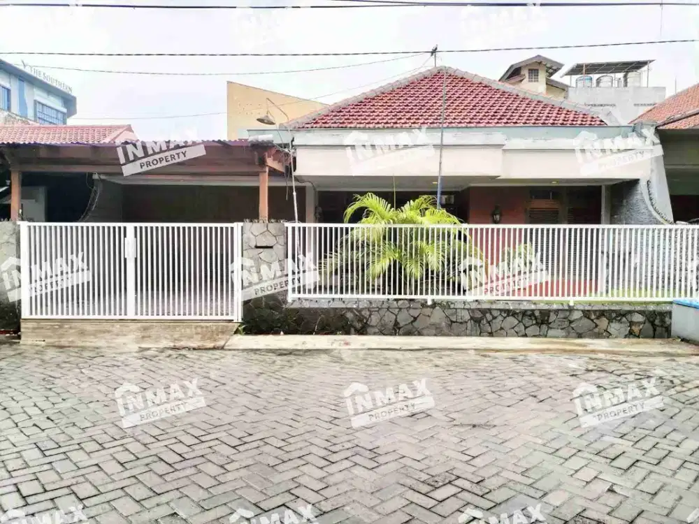 Dijual Rumah classic luas dan terawat lokasi bagus siap huni 5 Kamar tidur