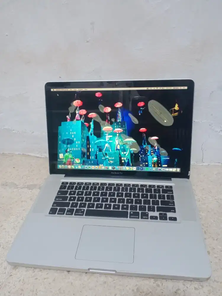 MacBook Pro 15in 2012 
Keyboard Nyala
Core i7+VGA 
Ram 10 GB/SSD 256GB