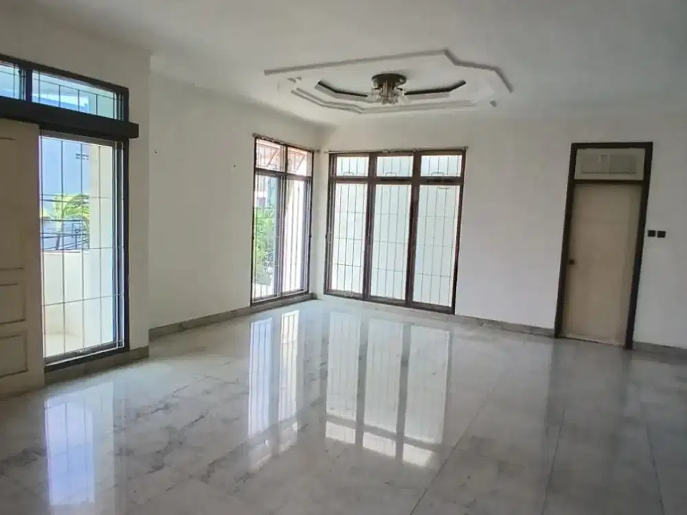 Rumah Green Garden Hoek, Luas 364M, Semi Furnished Rapi