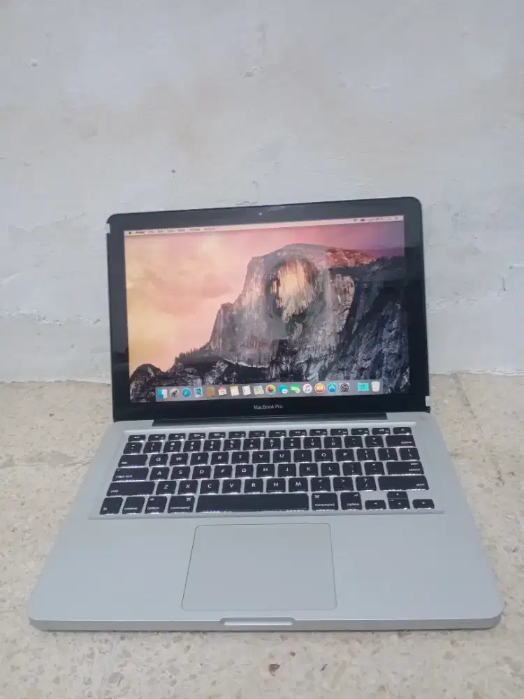 MacBook Pro 13in 2012 
Keyboard Nyala
Core i5 
Ram 8 GB
HDD 500 GB