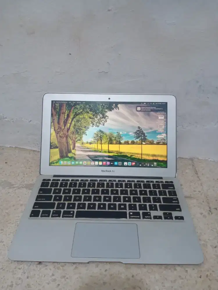 MacBook Air 11in early 2013 
Keyboard Nyala
Core i5 
Ram 4GB
SSD 128GB