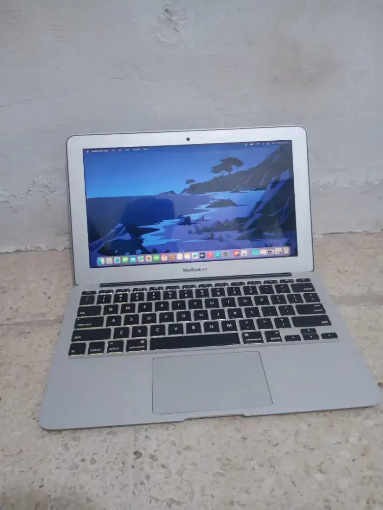 MacBook Air 11in early 2015 
Keyboard Nyala
Core i5 
Ram 4GB
SSD 128GB