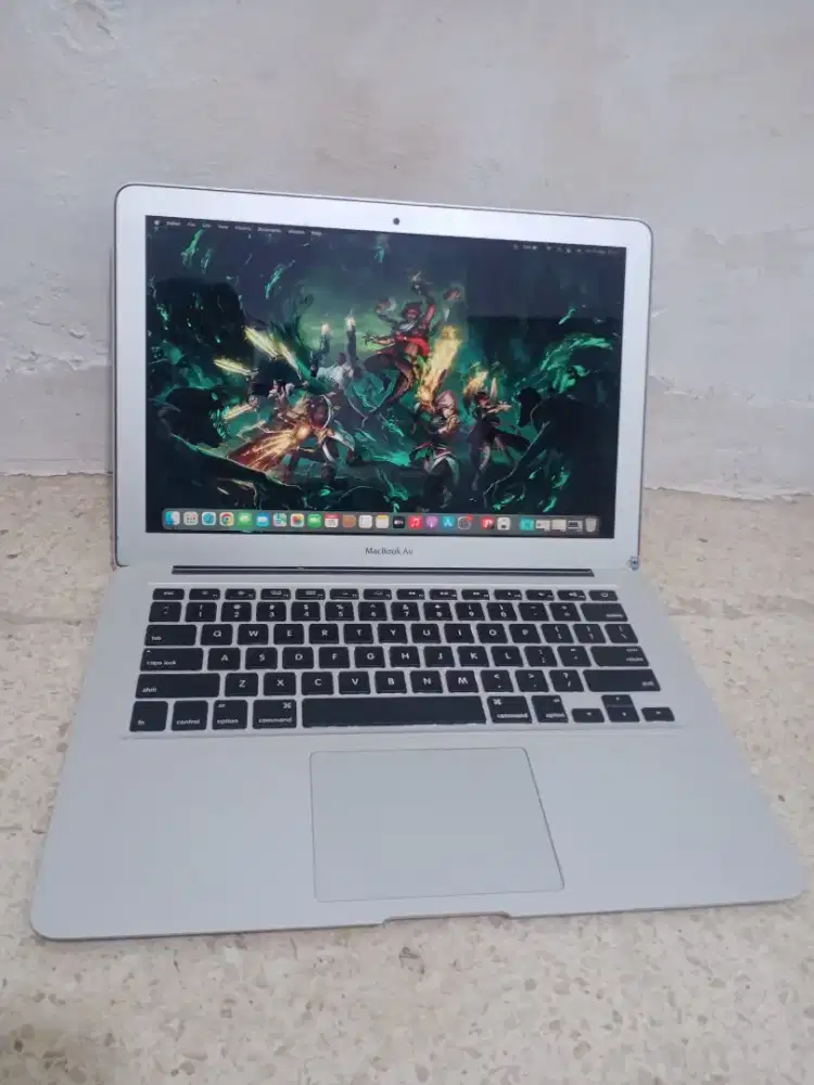 MacBook Air 13in 2017 
Keyboard Nyala
Intel Core i5 
Ram 8GB
SSD 128GB