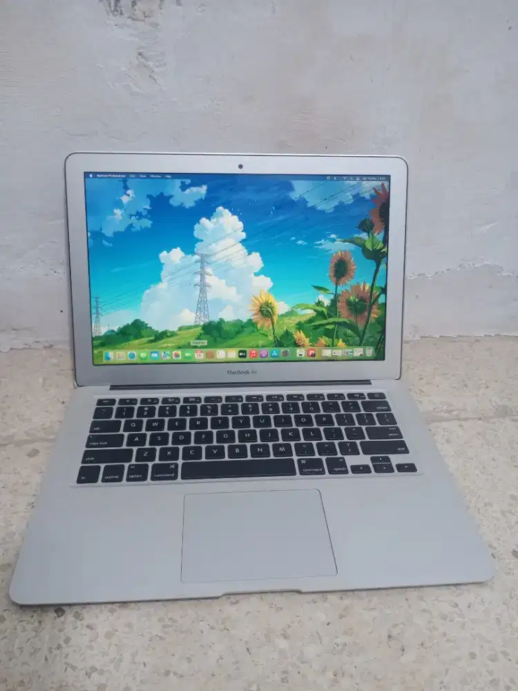 MacBook air 13in Early 2015 
Keyboard Nyala
Core i5 
Ram 8GB
SSD 128GB