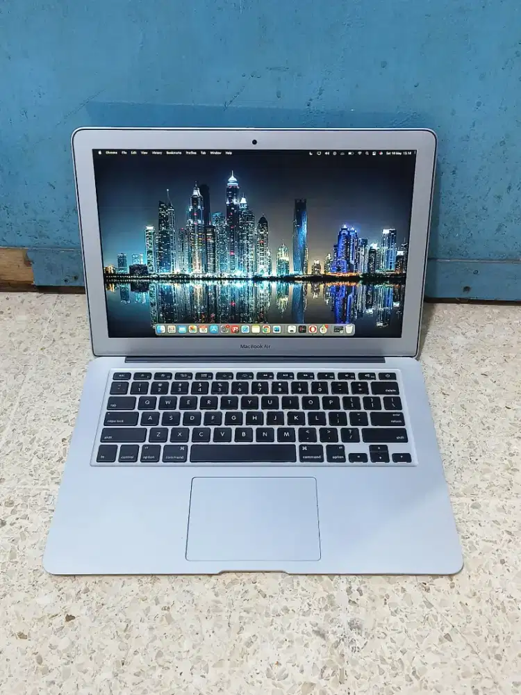 MacBook Air 13-in, 2015
Keyboard Nyala
Intel Core i5
Ram 8GB
SSD 256GB