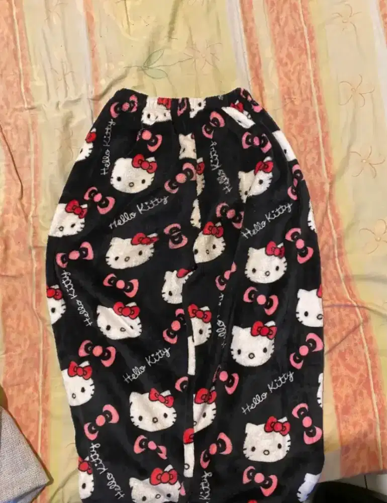 Celana sweatpants hello kitty