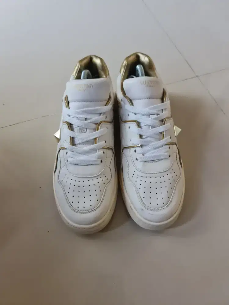 167. Sepatu Sneaker Pria Valentino One Gold Rock Stud
Size:43.5 Second