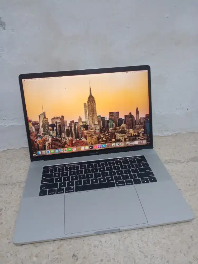 MacBook Pro Retina 15in 2017 (Toucbar )Core i7+VGA 
Ram 16GB/SSD500GB