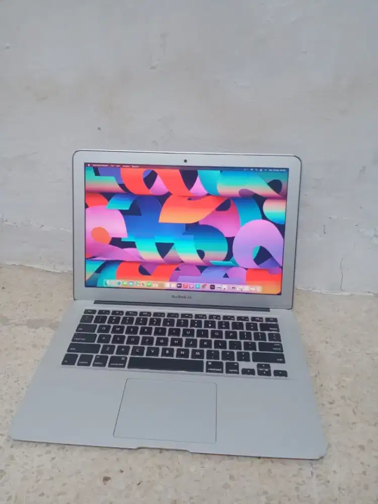 MacBook Air 13in Early 2015
Keyboard Nyala
Core i5
Ram 8 GB
SSD 128 GB