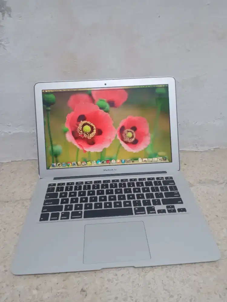 MacBook Air 13–inch, mid 2013
Keyboard Nyala
core i5
Ram 4GB
SSD 128GB