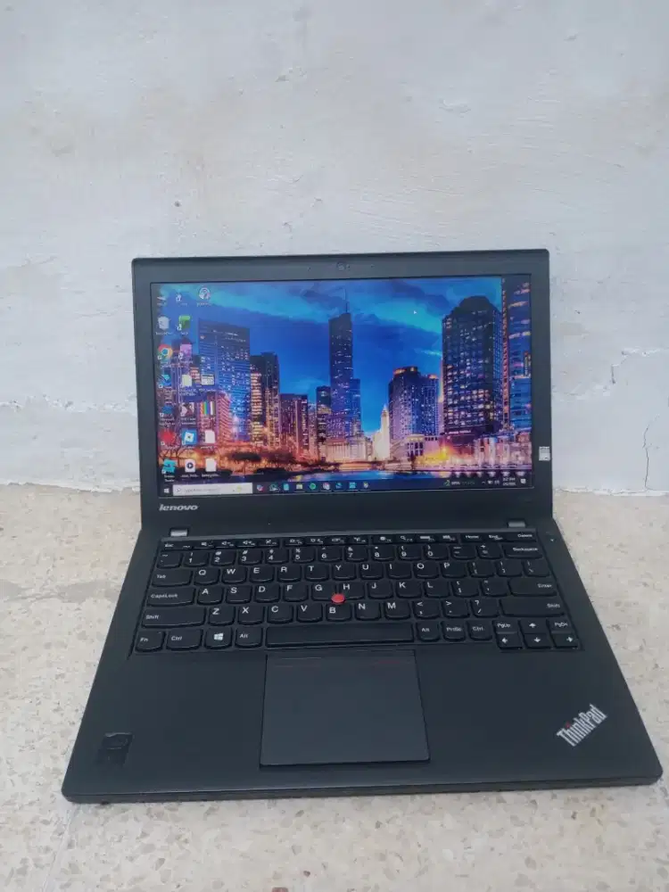 Lenovo Thinkpad x240 
Intel core i7 
Ram 8 GB
SSD 256 GB