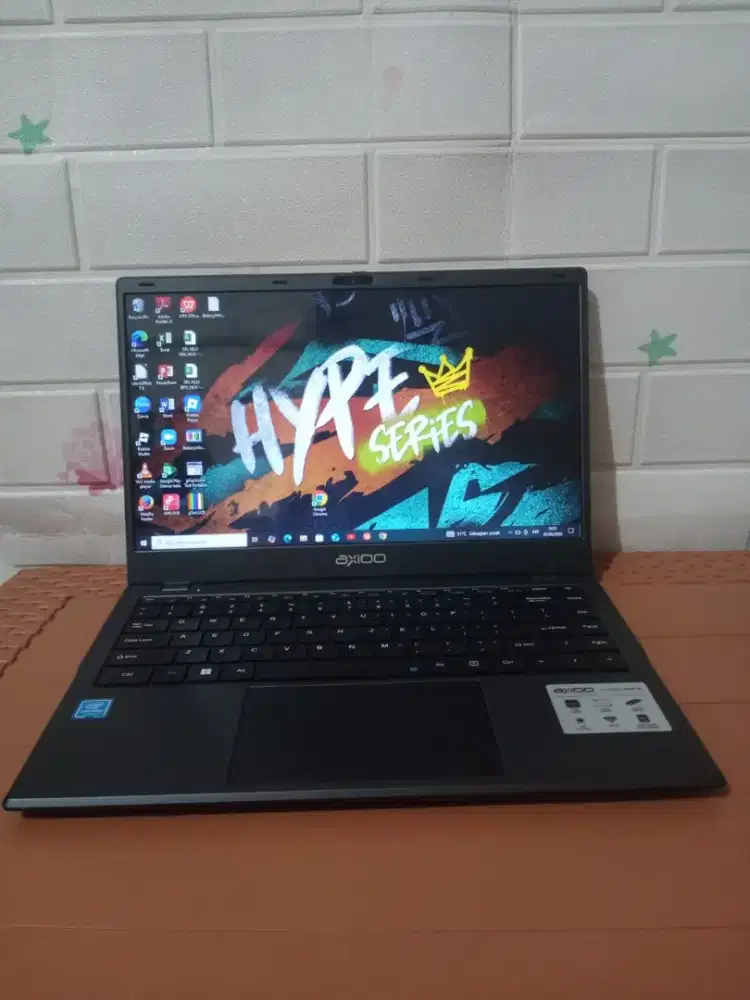 Axioo Hype 10 
Intel Celeron N4020
Ram 8 GB
SSD 256 GB