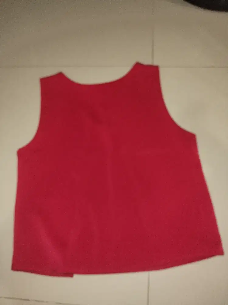 atasan merah tanpa lengan