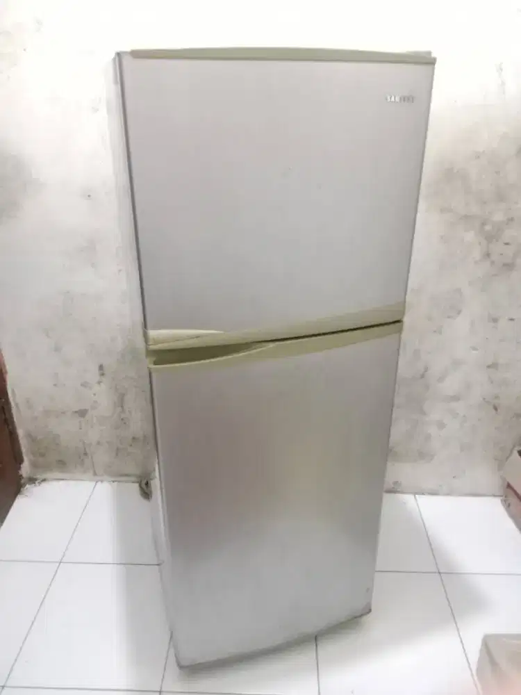 Dijual kulkas 2 pintu merk samsung