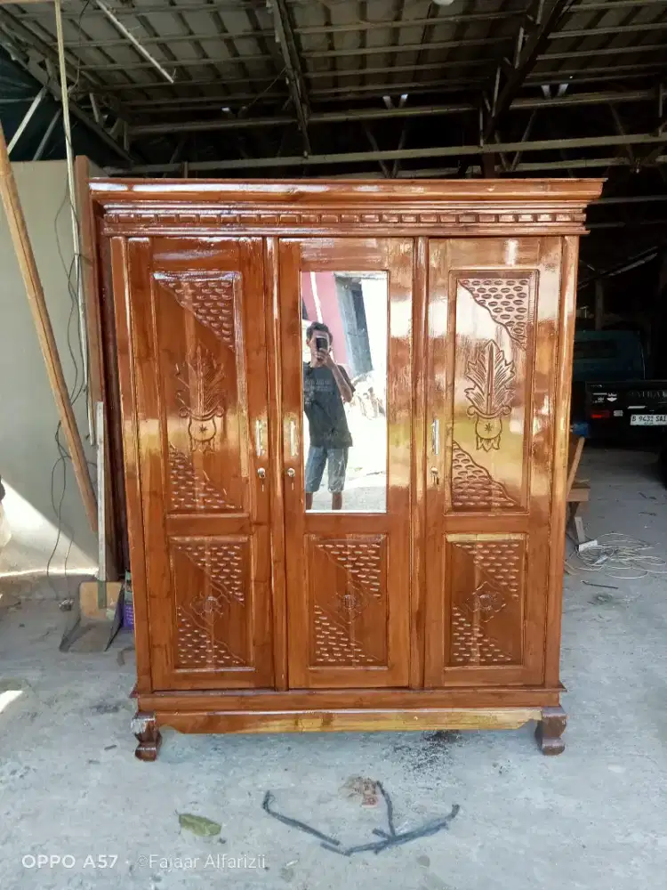 Lemari pakaian pintu3 kaca jati