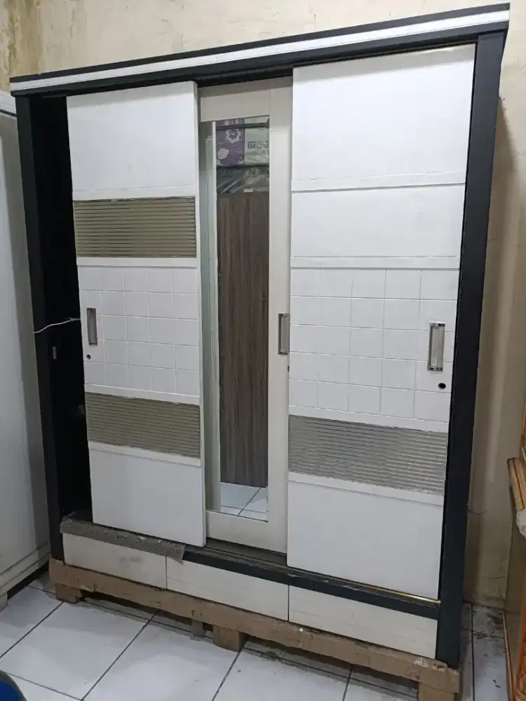 Lemari pakaian home industri