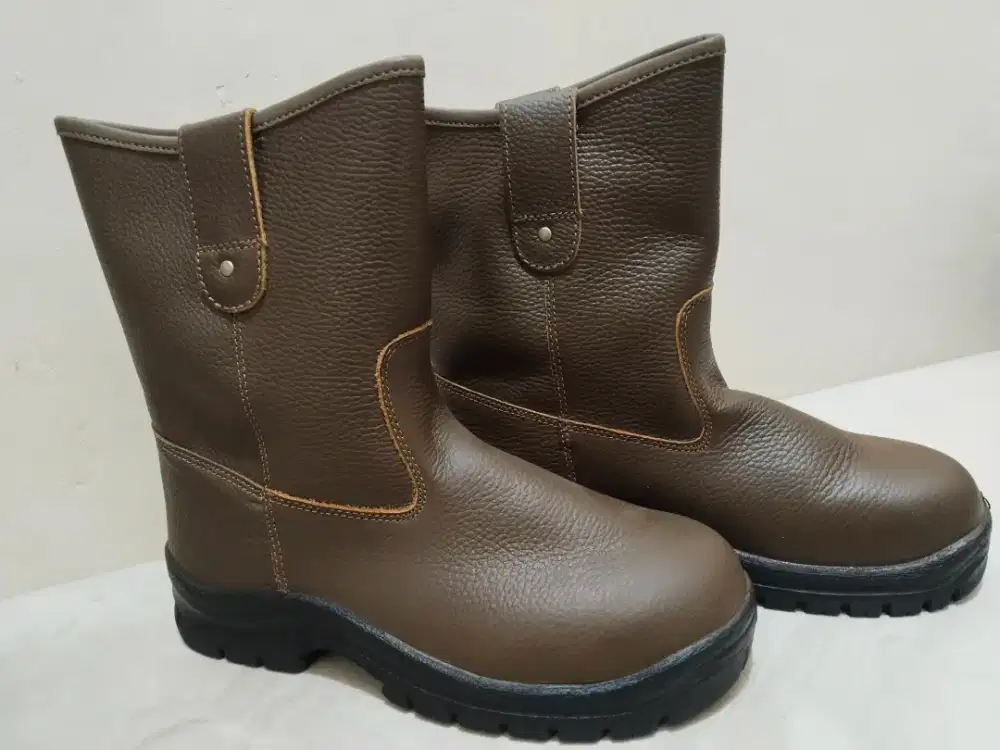 Sepatu safety coklat