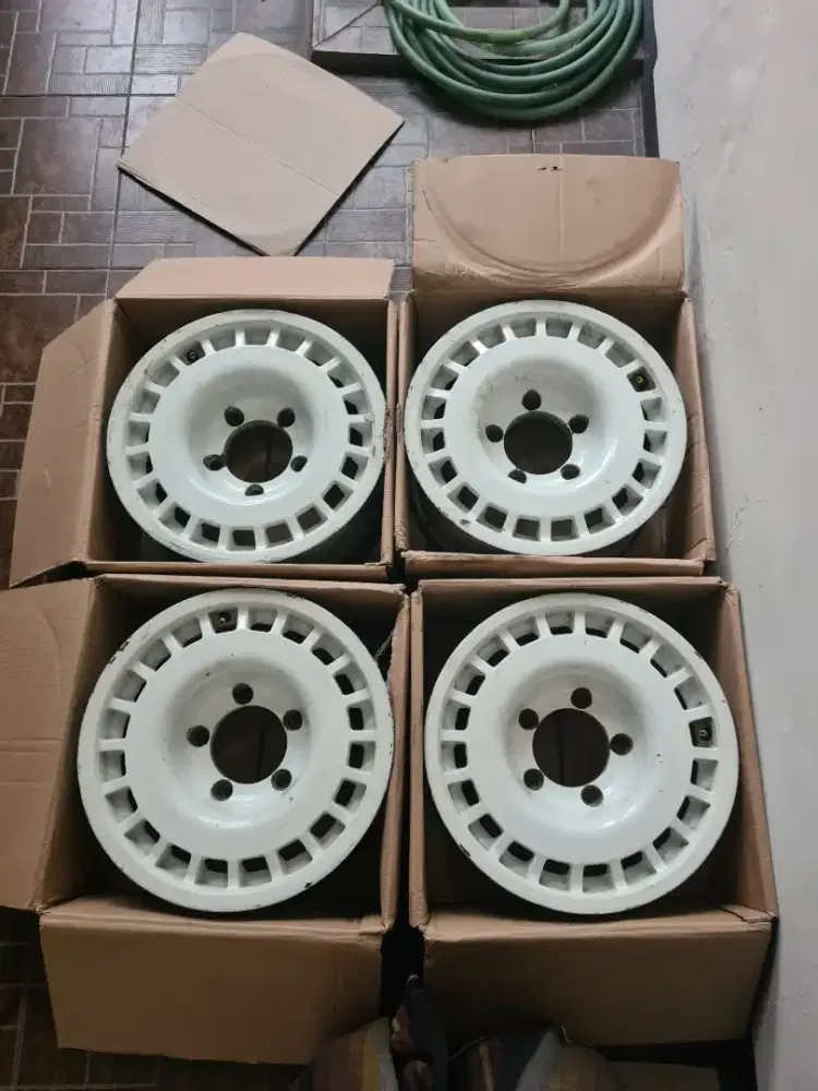 Velg Compomotive R15 pcd 5x139,7 et 0