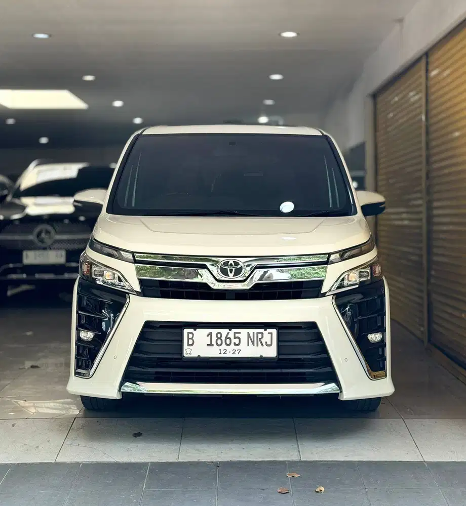 Toyota Voxy 2017 December Automatic Putih Vieta Motor Termurah