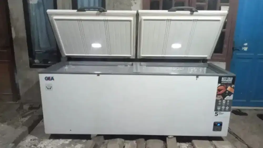 Freezer box kapasitas 750 liter merek Gea
