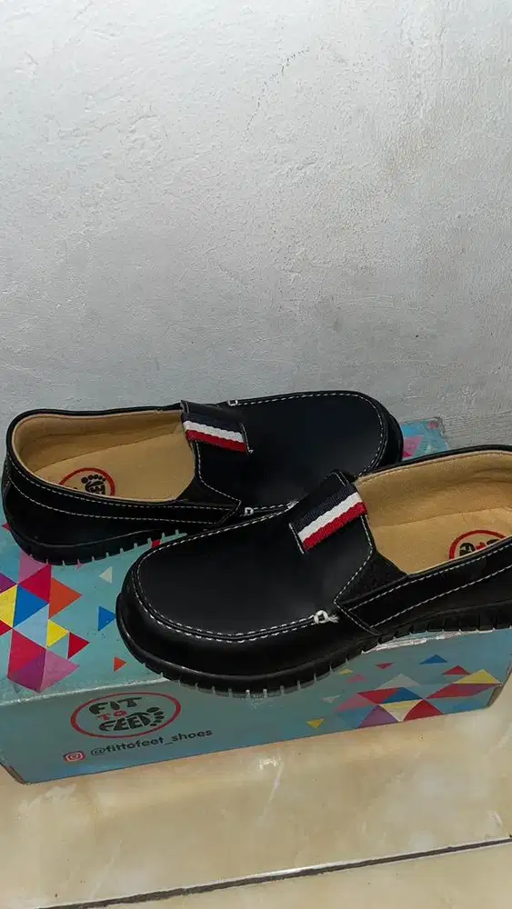 SEPATU MEREK (FIT TO FEET) SIZE 34