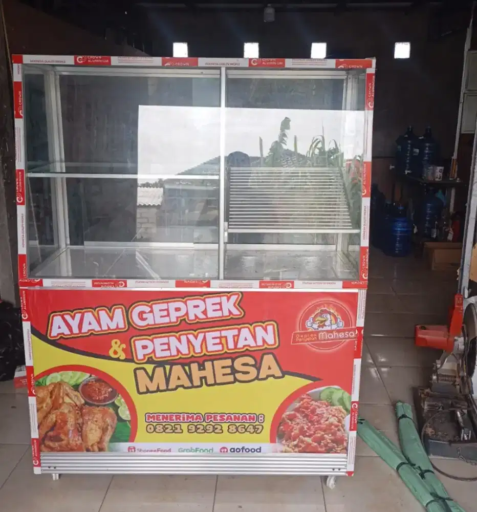 etalase usaha ayam geprek