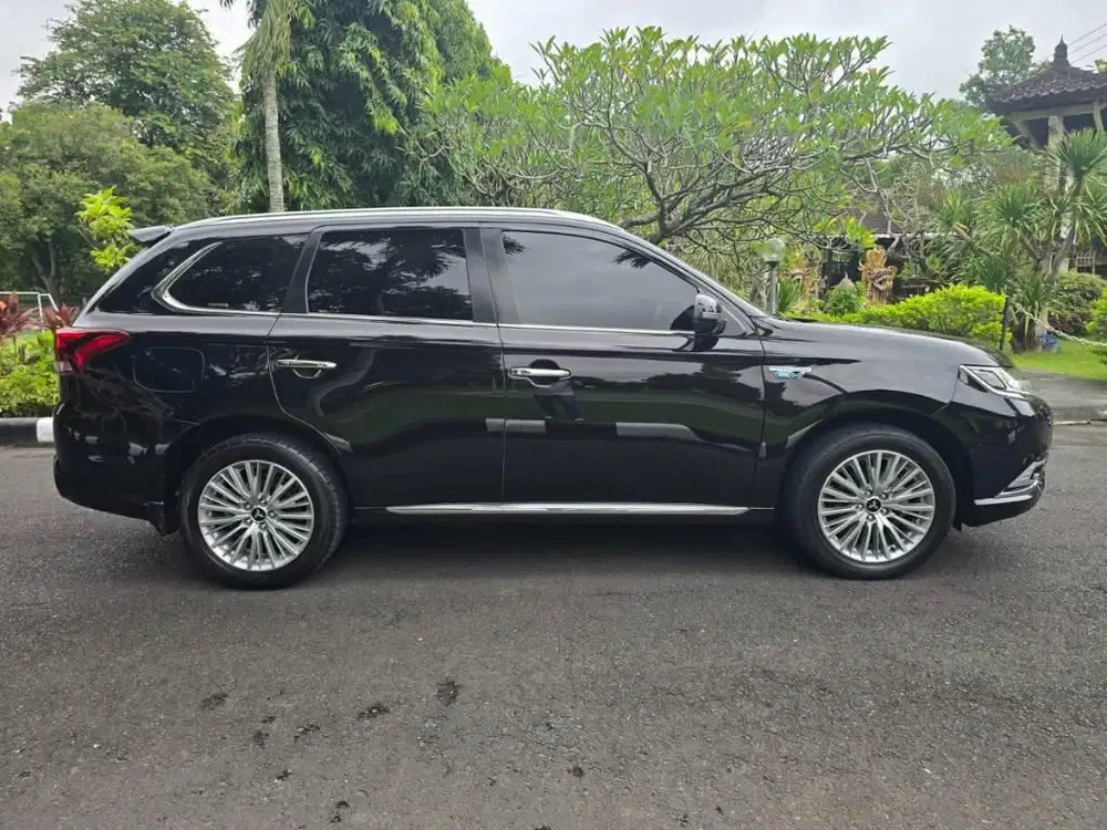 OUTLANDER PHEV BYBRID 4X4 TAHUN 2019 LOW KM 58.RB KONDISI SUPER