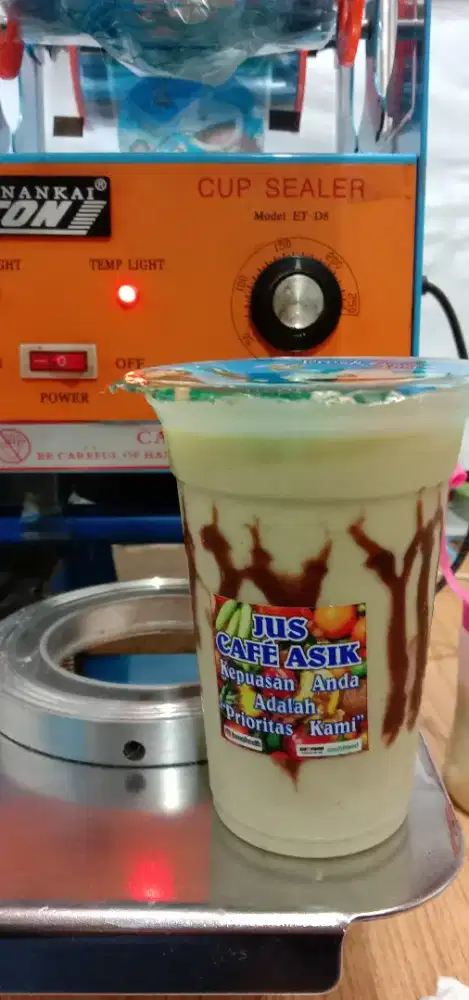 Karyawati Jaga Toko Jus Buah