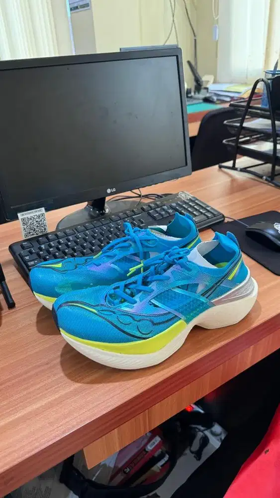 Sepatu Carbon Plate Saucony Mens Endhorpin Elite