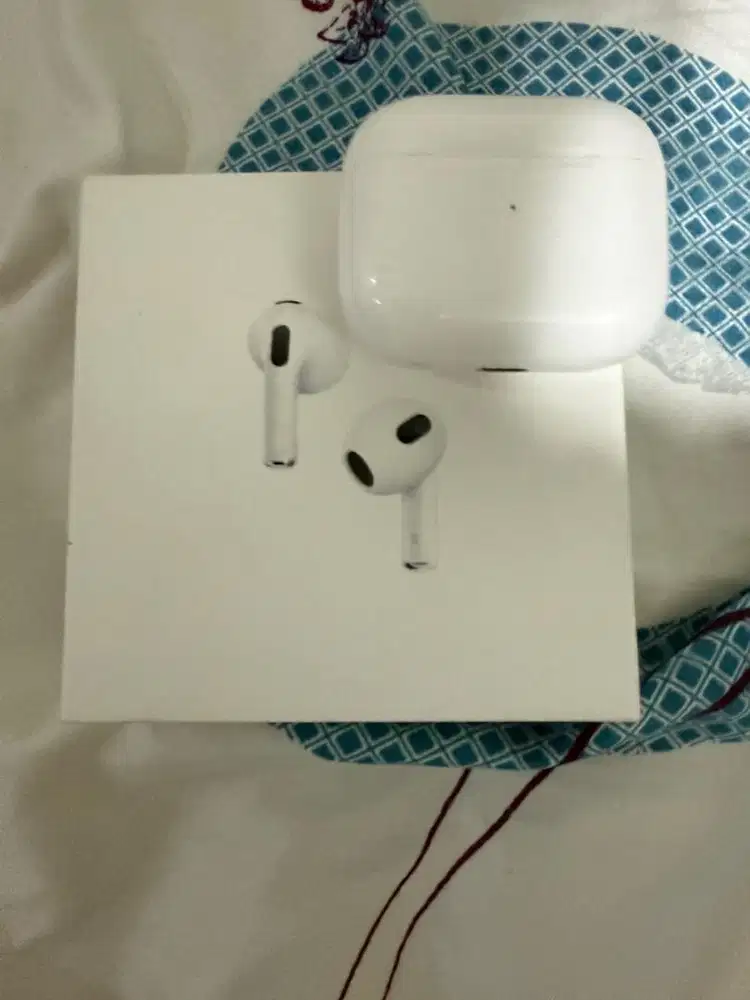 Airdpods gen 3. Lightning charging case