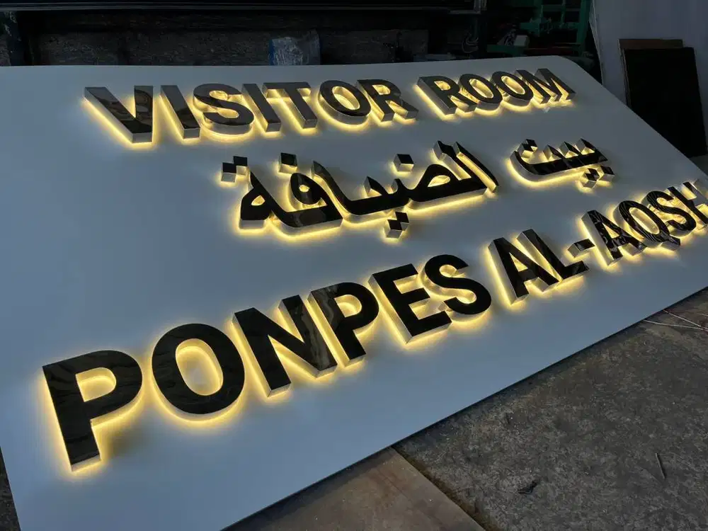 Papan Nama Huruf Timbul Stainless Nyala Belakang + Backdrop Multi Min