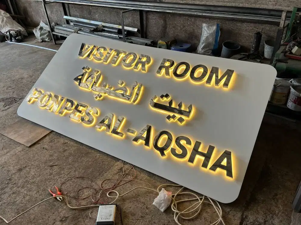 Papan Nama Huruf Timbul Stainless Nyala Belakang + Backdrop Multi Min