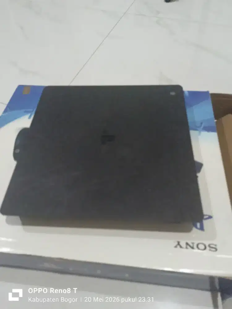 Di jual ps4 slim seri 22 1tb ori