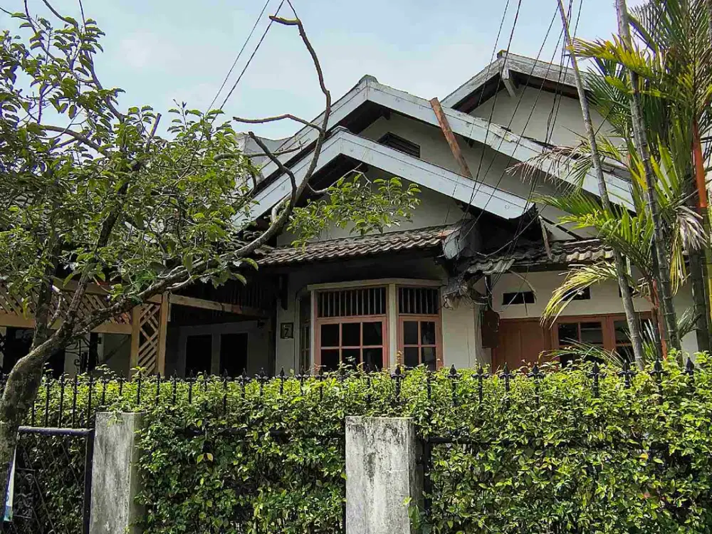 Dijual BU Banget Rumah 2Lt Bintaro Sektor 5 Jl Puter  Kosangan Siap Renov