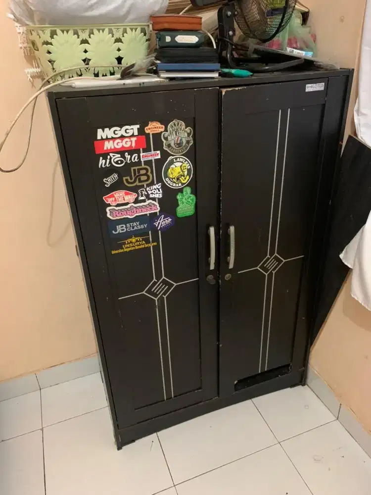 Lemari pakaian dan meja bekas