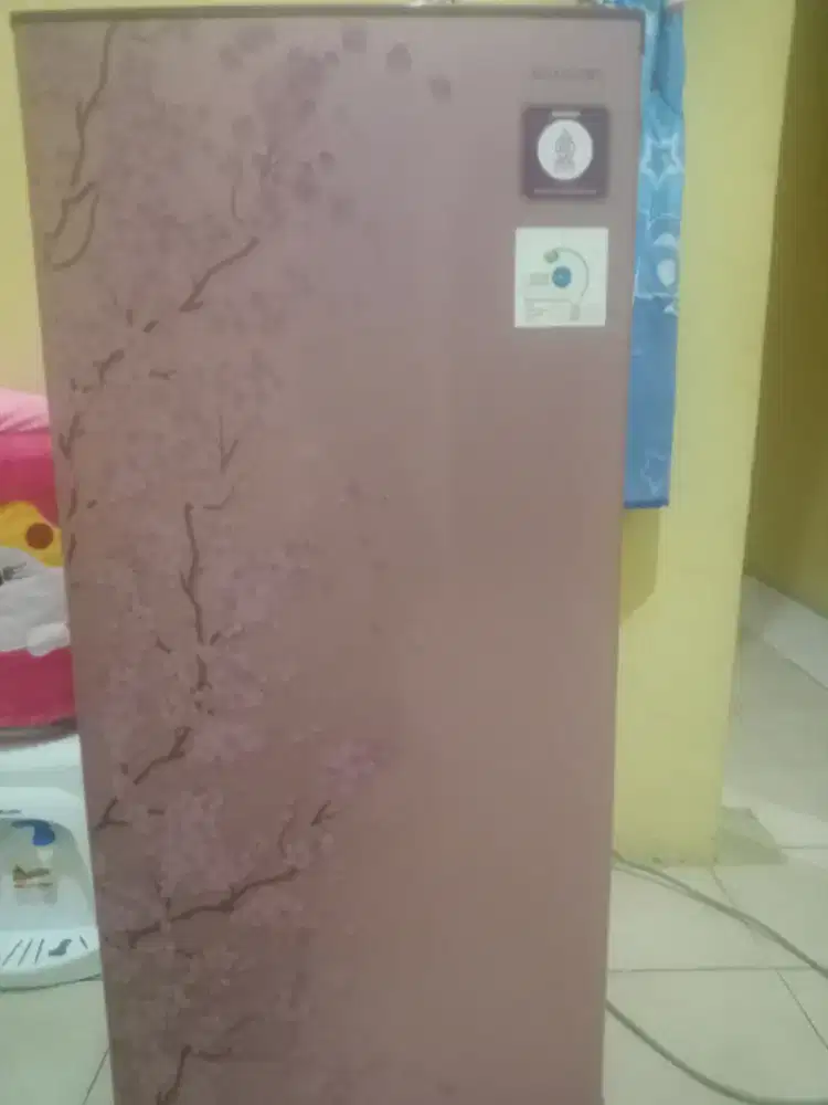 Di jual kulkas Sharp 1 pintu warna pink