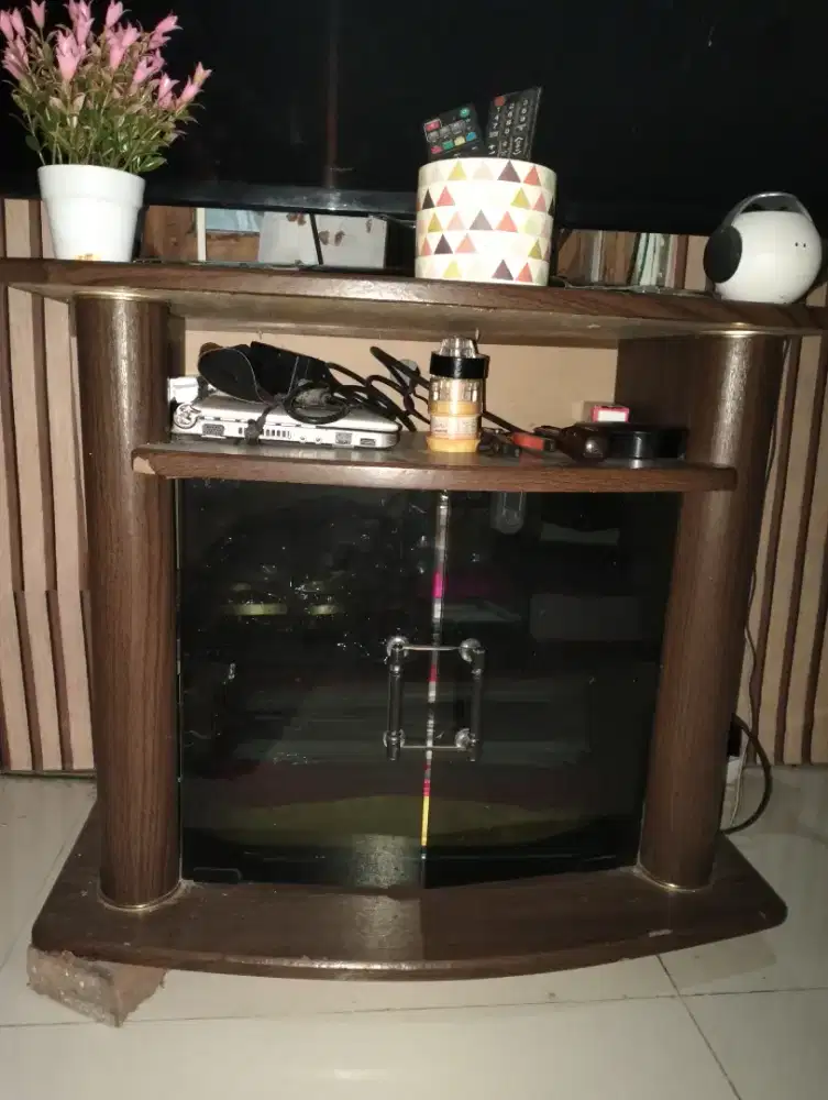 Dijual lemari Rak TV kondisi second