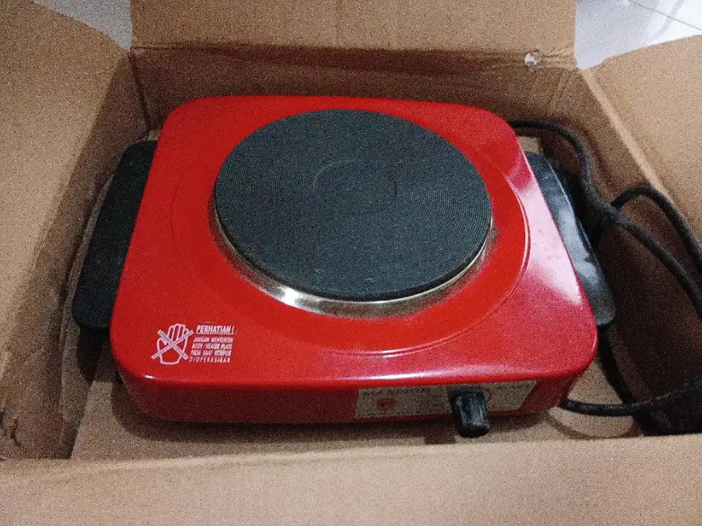 Dijual Kompor listrik kondisi bagus warna merah