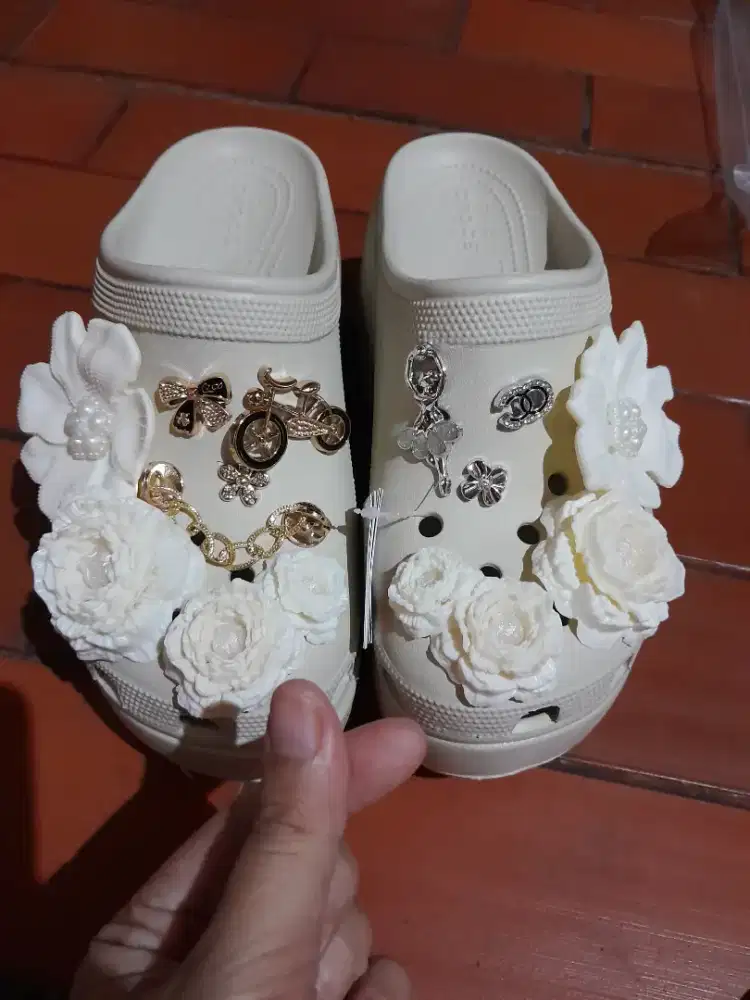 Crocs siren clog made in vietnam