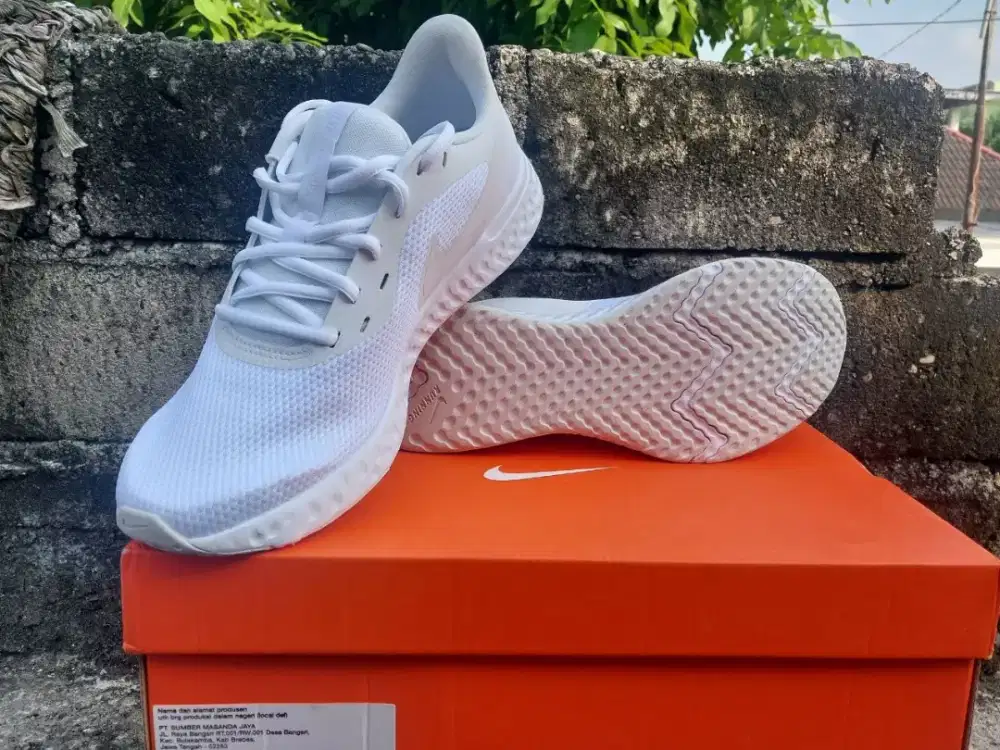 Sepatu running original BNIB