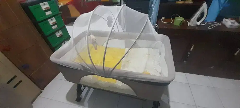 BOX BAYI DENGAN KONDISI SEPERTI BARU