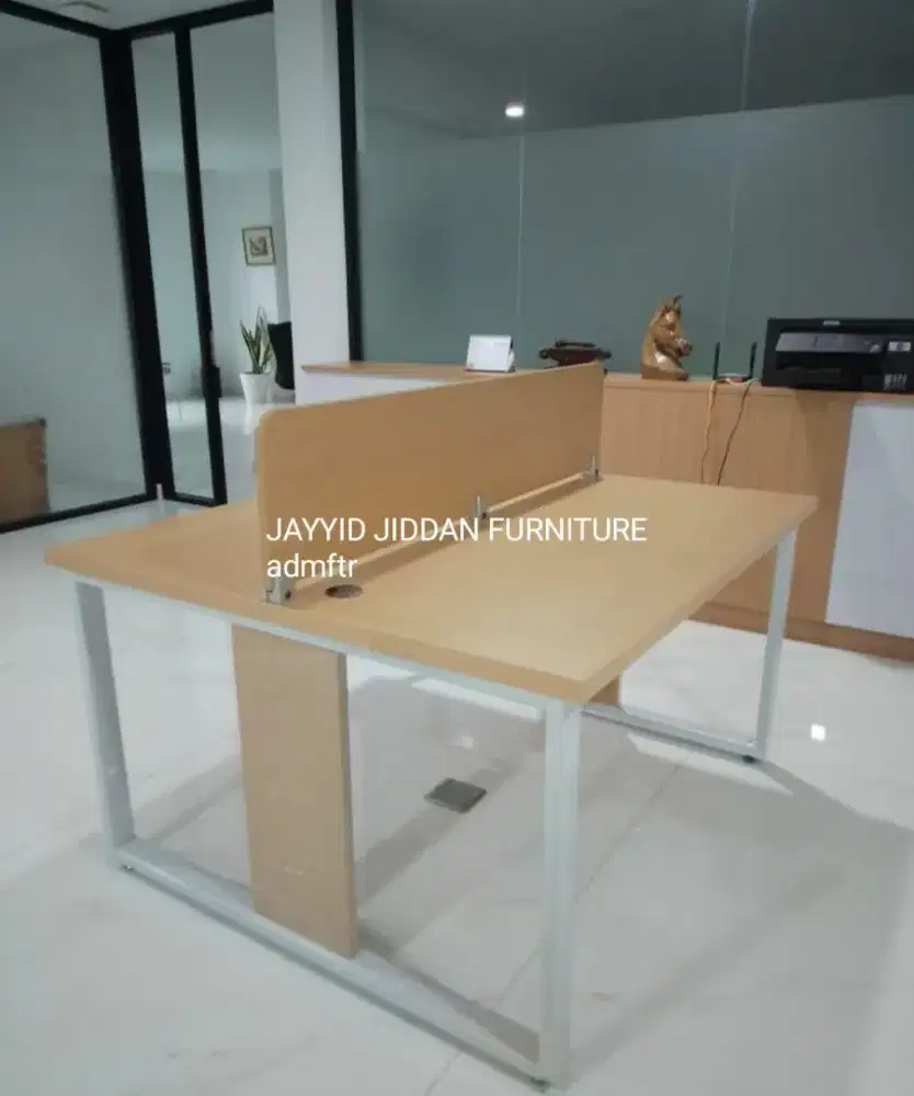 Meja kerja kantor sekat