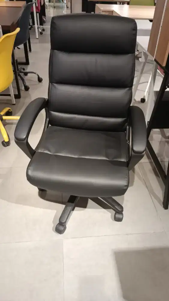 Kursi Kantor UZZIEL – Nyaman & Elegan untuk Kerja Seharian