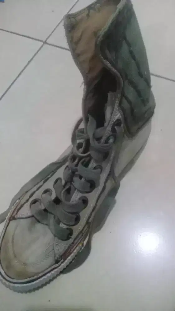 Sepatu true religion