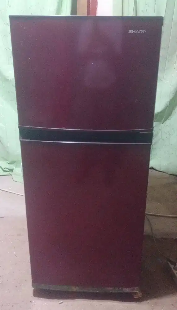 Kulkas 2 pintu SHARP.(Diantar Dalam Kota Padang Saja)