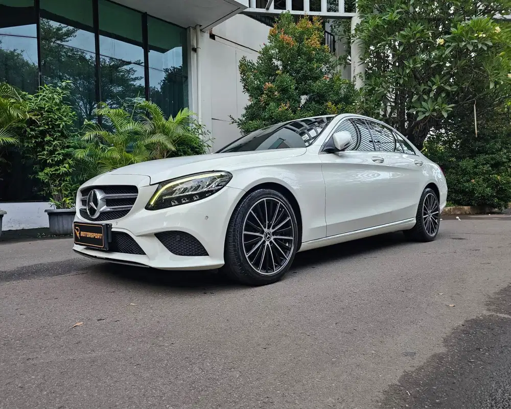 Mercedes Benz C200 2019 Eq boost low km mercy c 200