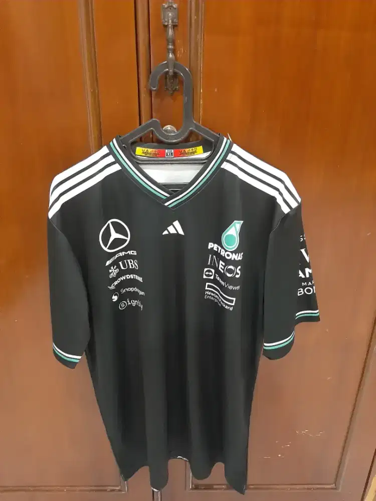 Kaos Adidas F1 Mercedes Benz AMG Petronas Crowdstrike F1 Size XL Hitam