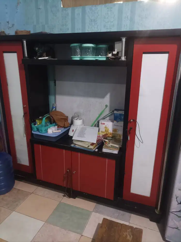 Lemari tv kaca merah