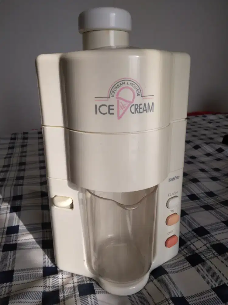 Ice cream maker / coffee heater
